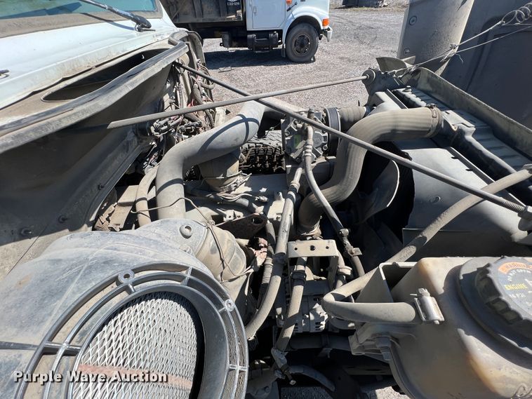 image for item JQ9040 1997 International 4900  dump truck