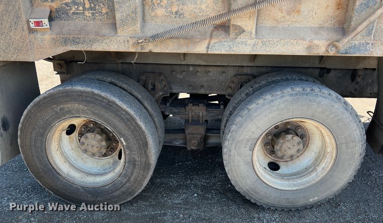 image for item JQ9040 1997 International 4900  dump truck