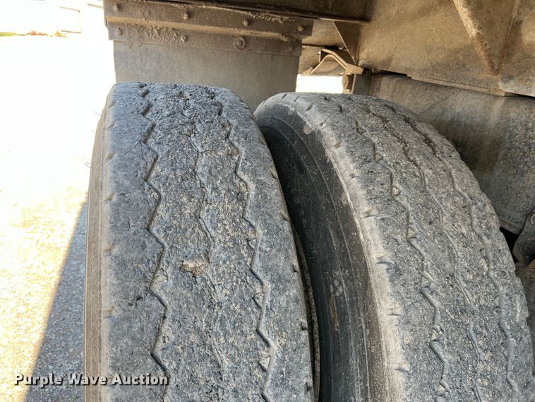 image for item JQ9040 1997 International 4900  dump truck