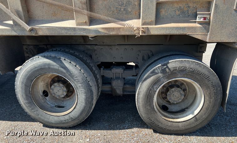 image for item JQ9040 1997 International 4900  dump truck