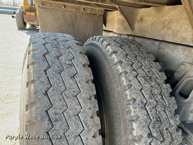 image for item JQ9040 1997 International 4900  dump truck