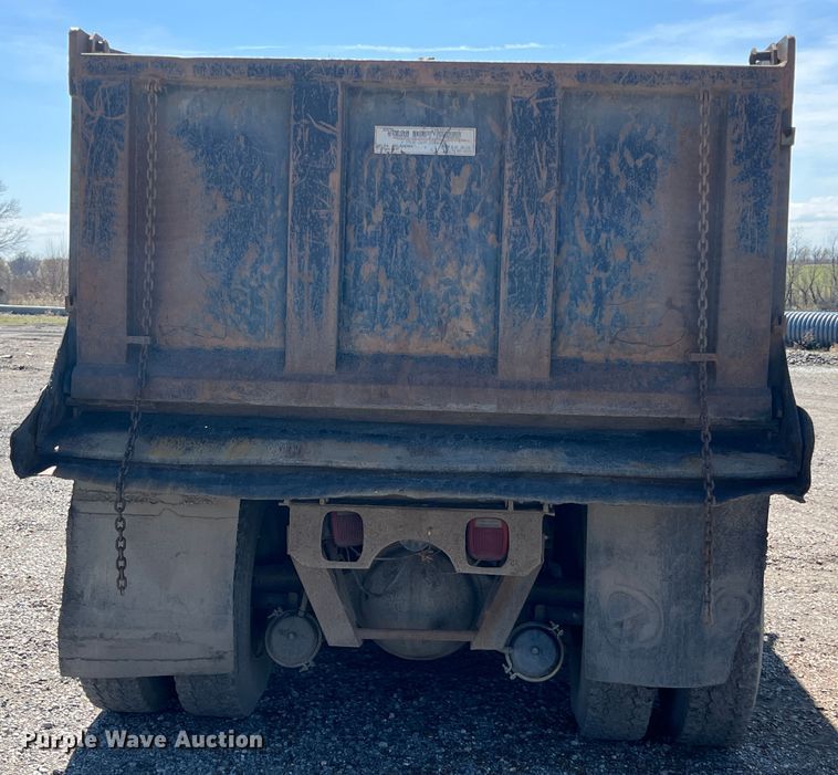image for item JQ9041 1995 International 4900  dump truck