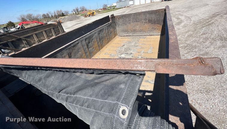 image for item JQ9041 1995 International 4900  dump truck