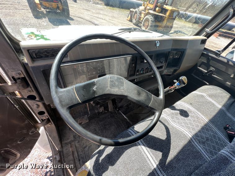 image for item JQ9041 1995 International 4900  dump truck