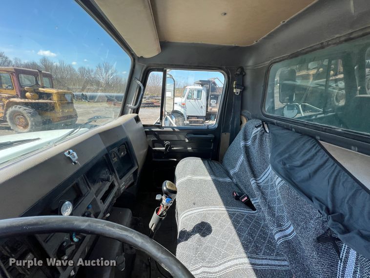 image for item JQ9041 1995 International 4900  dump truck