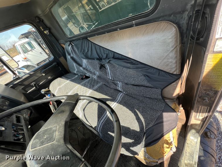 image for item JQ9041 1995 International 4900  dump truck