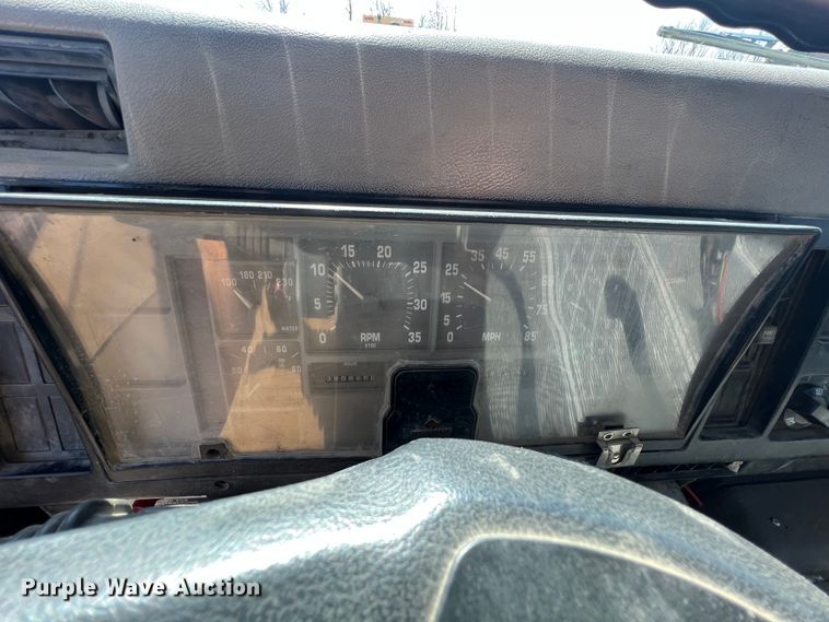 image for item JQ9041 1995 International 4900  dump truck