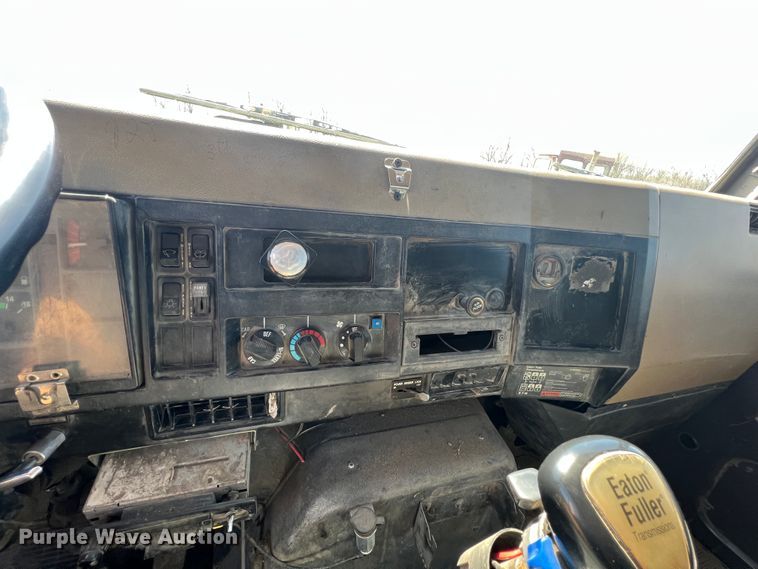 image for item JQ9041 1995 International 4900  dump truck