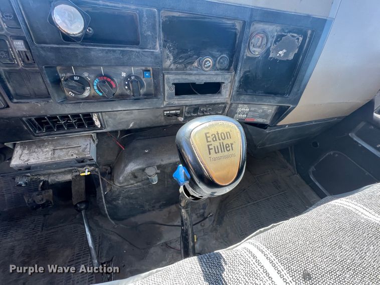 image for item JQ9041 1995 International 4900  dump truck