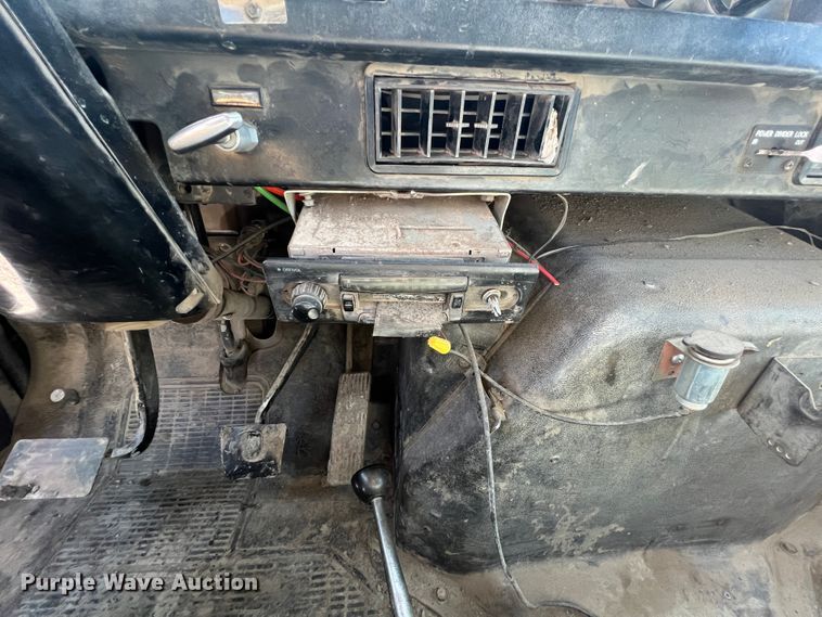 image for item JQ9041 1995 International 4900  dump truck