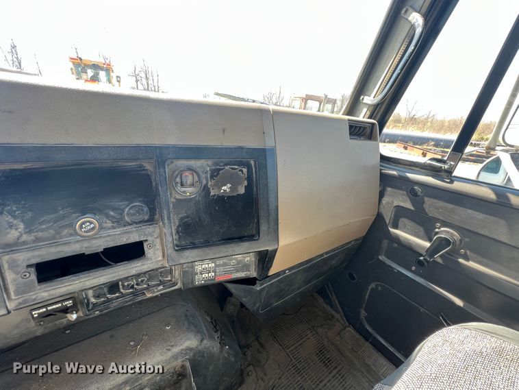 image for item JQ9041 1995 International 4900  dump truck