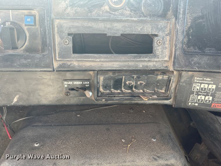 image for item JQ9041 1995 International 4900  dump truck