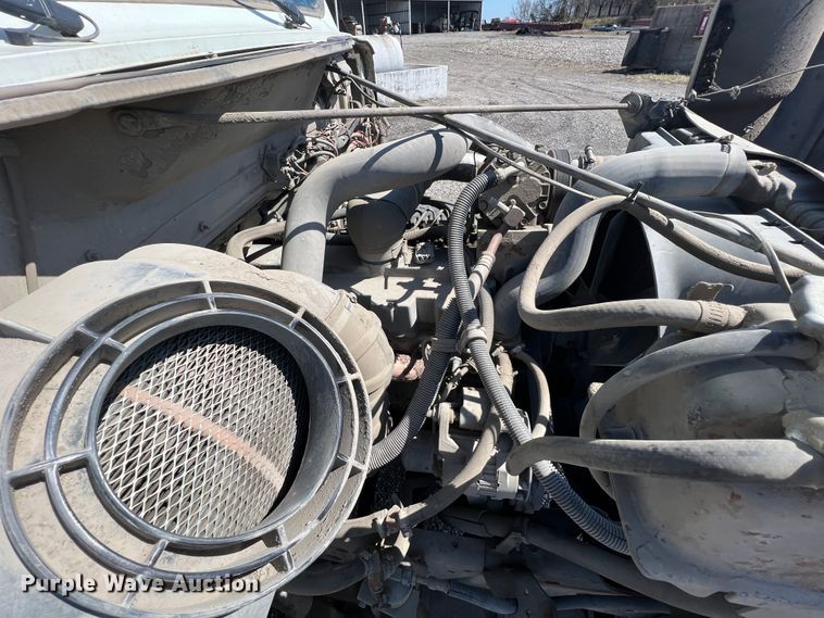 image for item JQ9041 1995 International 4900  dump truck