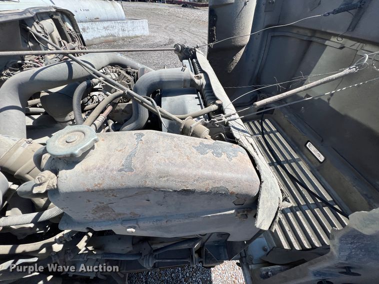 image for item JQ9041 1995 International 4900  dump truck