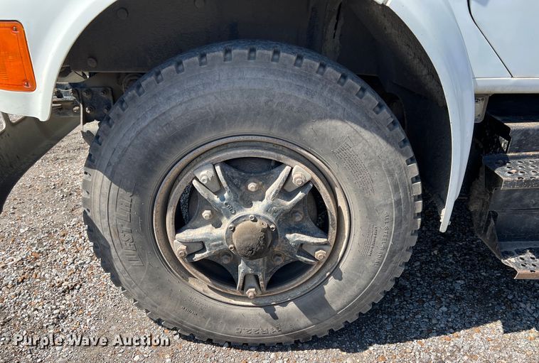 image for item JQ9041 1995 International 4900  dump truck