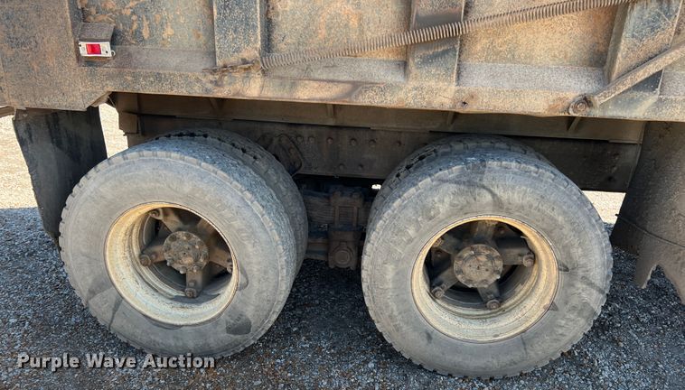 image for item JQ9041 1995 International 4900  dump truck