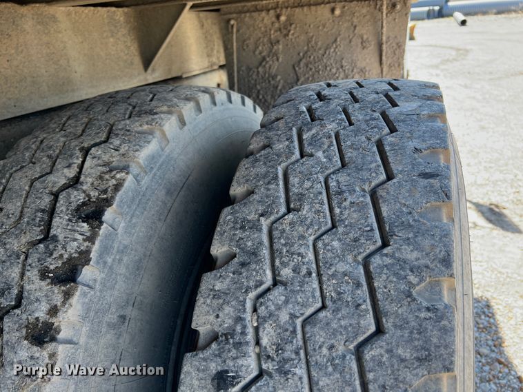 image for item JQ9041 1995 International 4900  dump truck