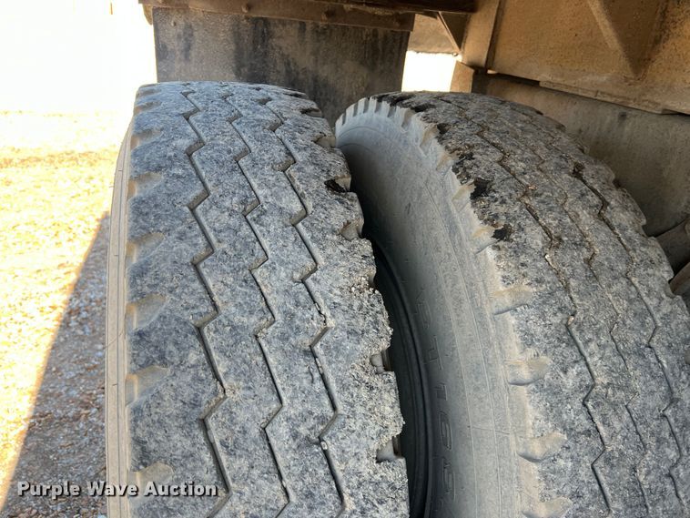 image for item JQ9041 1995 International 4900  dump truck