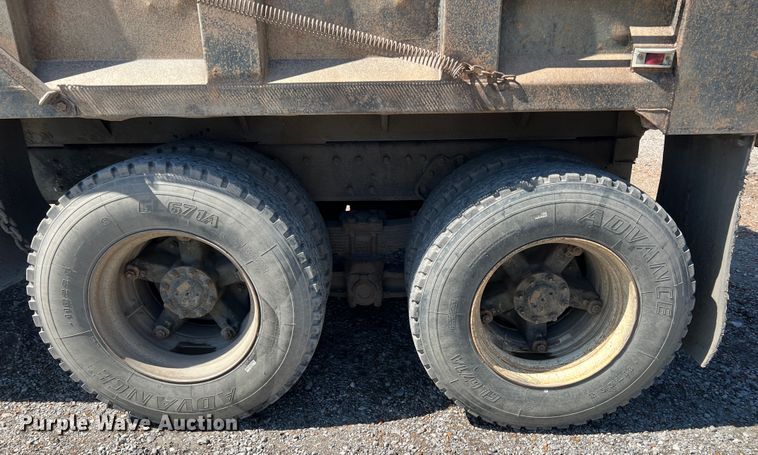 image for item JQ9041 1995 International 4900  dump truck