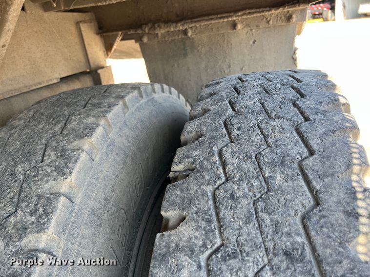 image for item JQ9041 1995 International 4900  dump truck