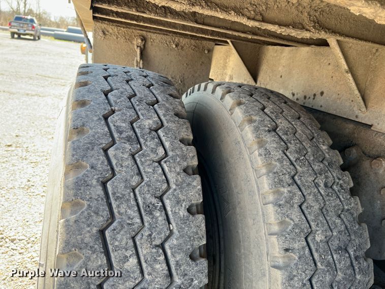 image for item JQ9041 1995 International 4900  dump truck