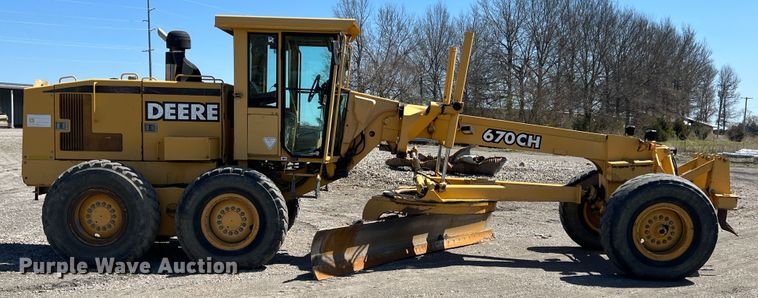 image for item JQ9042 2001 John Deere 670CH  motor grader