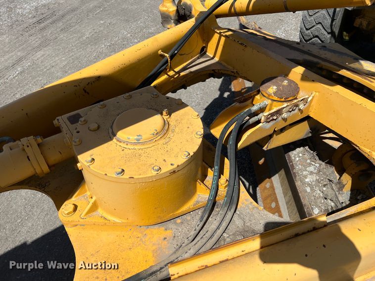 image for item JQ9042 2001 John Deere 670CH  motor grader