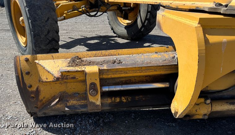 image for item JQ9042 2001 John Deere 670CH  motor grader