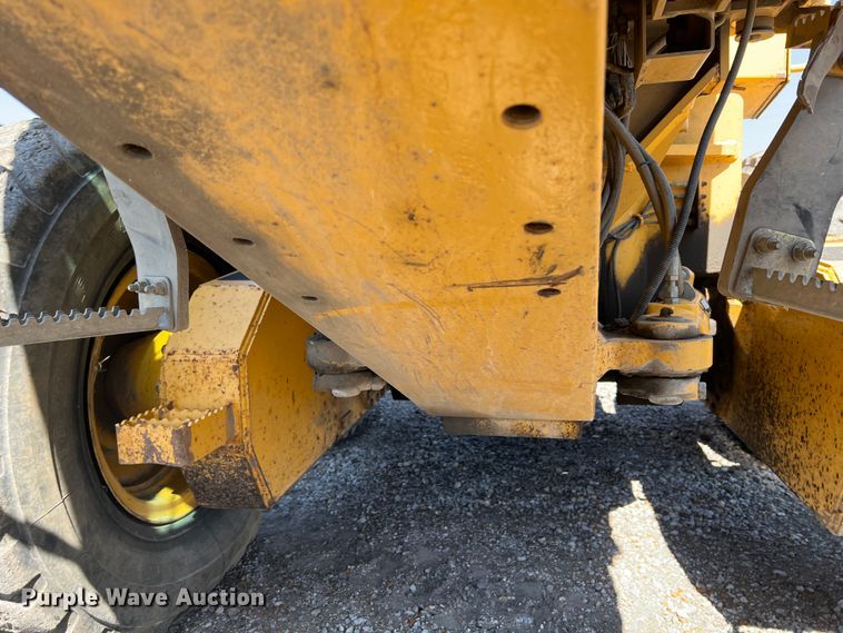 image for item JQ9042 2001 John Deere 670CH  motor grader