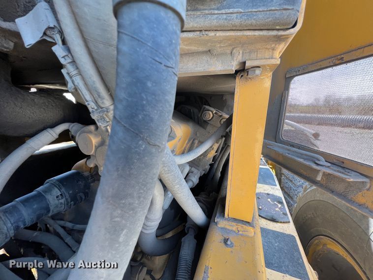 image for item JQ9042 2001 John Deere 670CH  motor grader