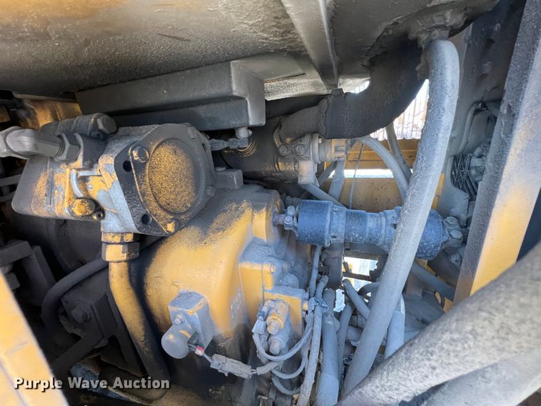 image for item JQ9042 2001 John Deere 670CH  motor grader