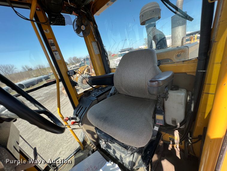 image for item JQ9042 2001 John Deere 670CH  motor grader