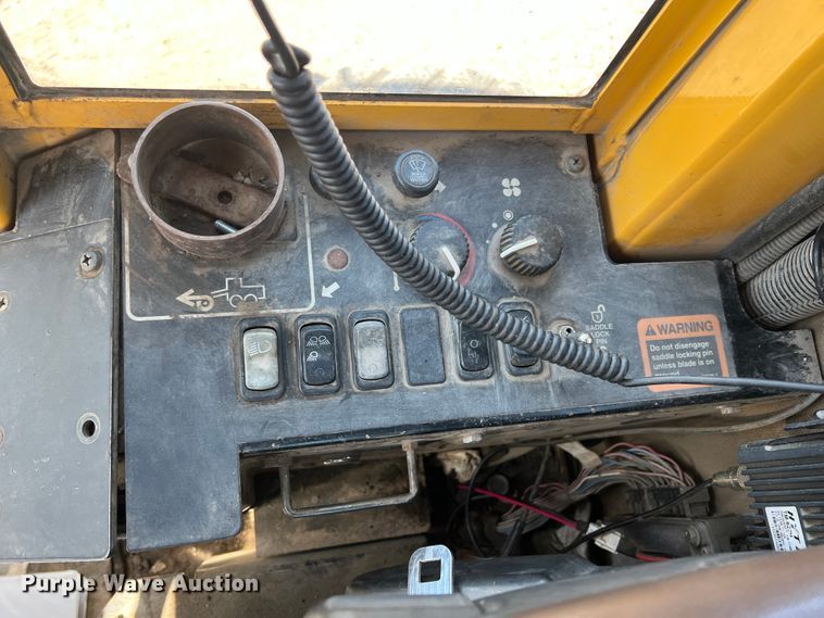 image for item JQ9042 2001 John Deere 670CH  motor grader