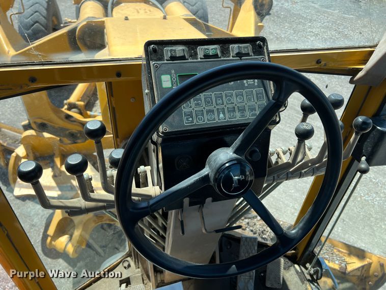 image for item JQ9042 2001 John Deere 670CH  motor grader