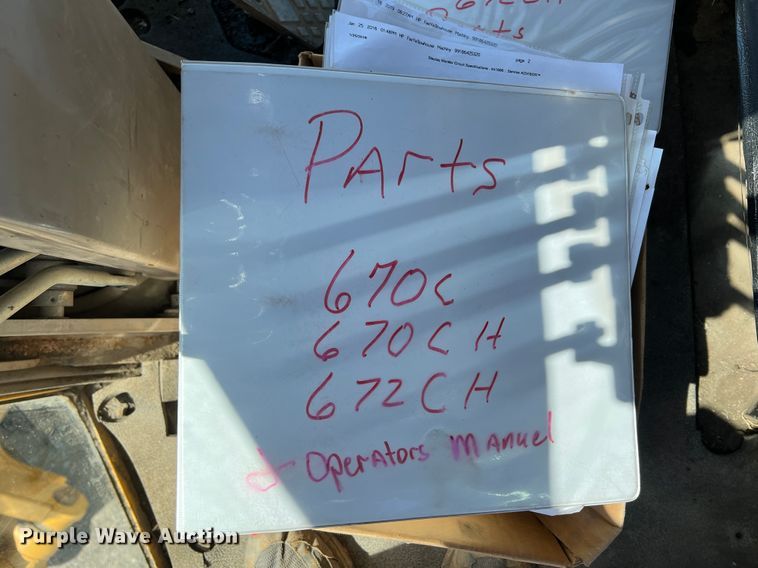 image for item JQ9042 2001 John Deere 670CH  motor grader