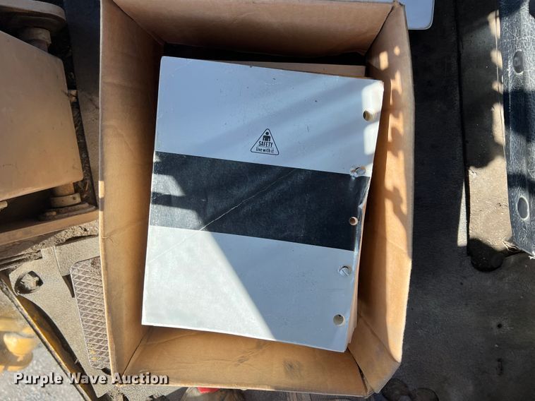 image for item JQ9042 2001 John Deere 670CH  motor grader