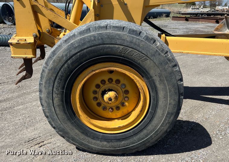 image for item JQ9042 2001 John Deere 670CH  motor grader