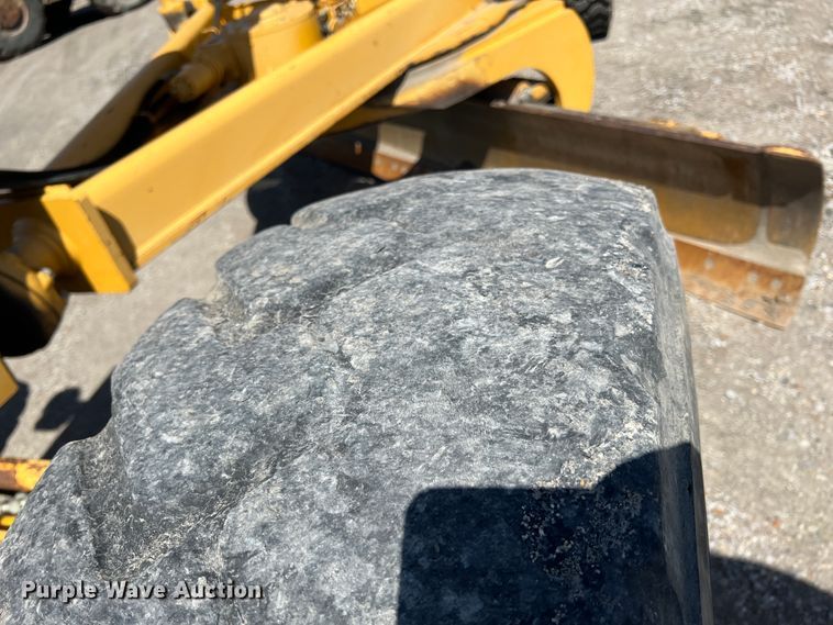 image for item JQ9042 2001 John Deere 670CH  motor grader