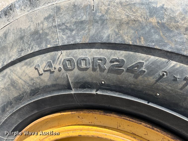 image for item JQ9042 2001 John Deere 670CH  motor grader