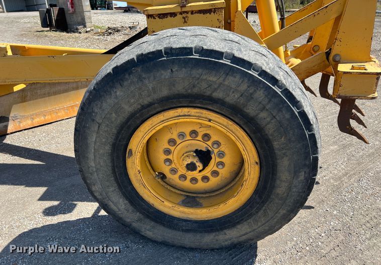 image for item JQ9042 2001 John Deere 670CH  motor grader