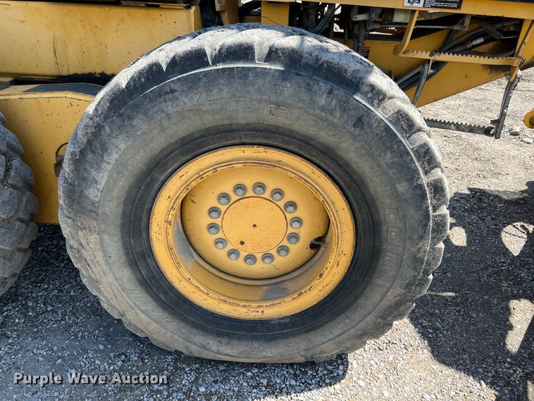 image for item JQ9042 2001 John Deere 670CH  motor grader