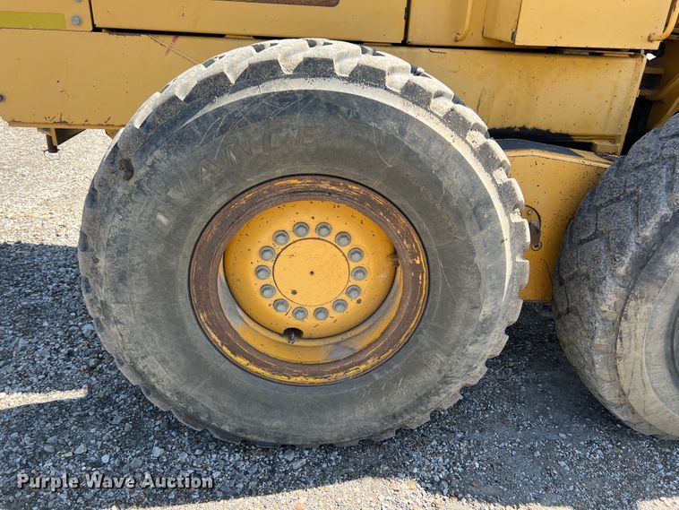 image for item JQ9042 2001 John Deere 670CH  motor grader