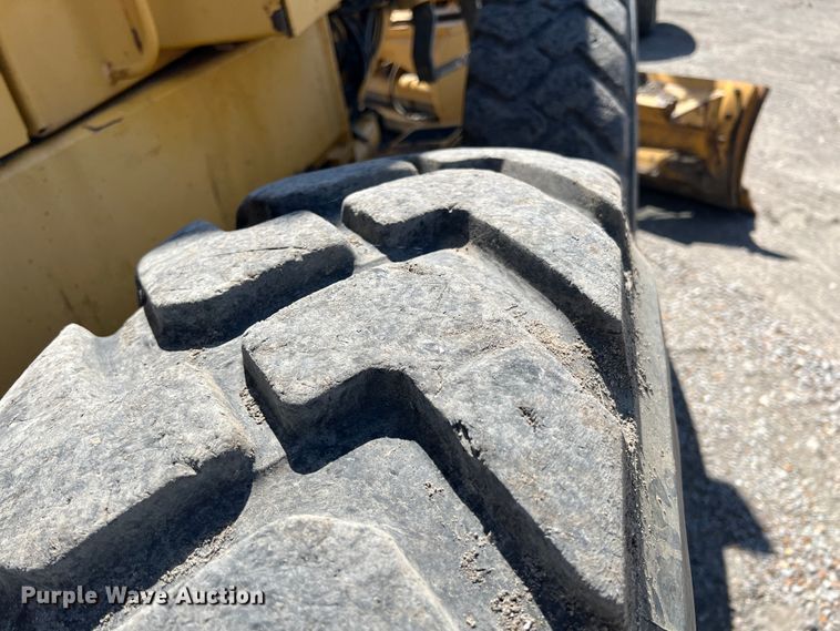 image for item JQ9042 2001 John Deere 670CH  motor grader