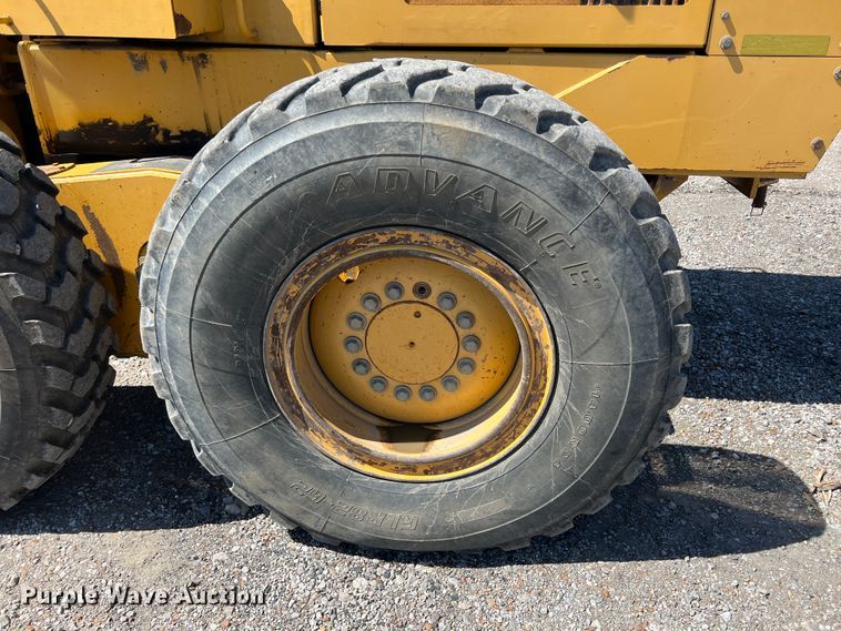 image for item JQ9042 2001 John Deere 670CH  motor grader