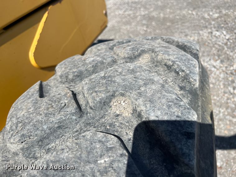 image for item JQ9042 2001 John Deere 670CH  motor grader