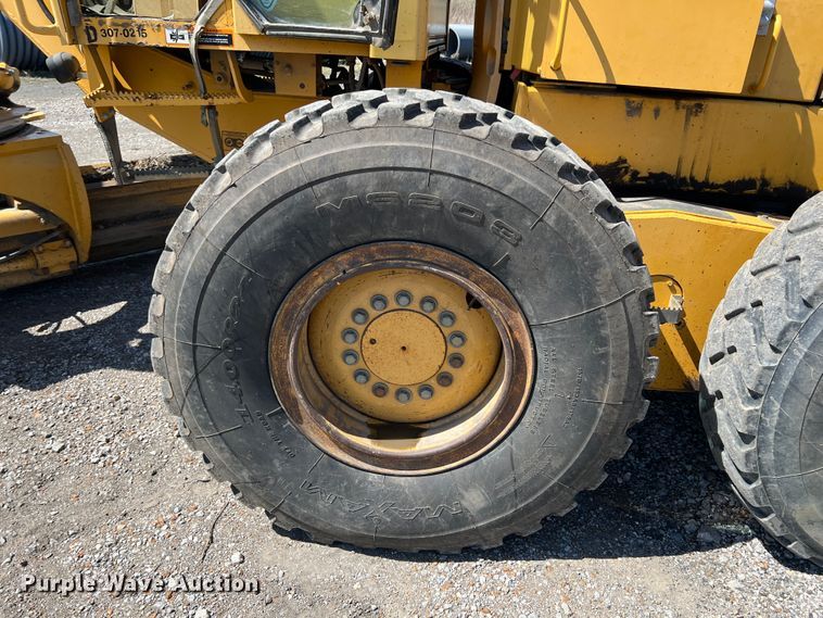 image for item JQ9042 2001 John Deere 670CH  motor grader