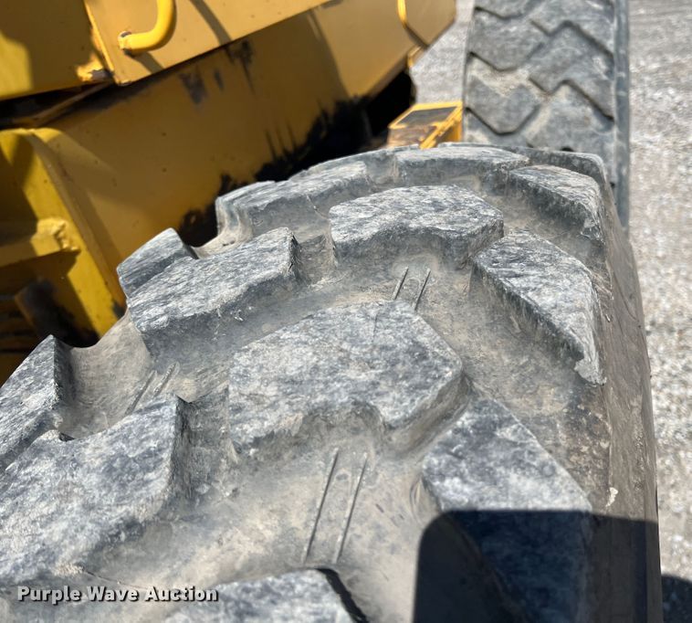 image for item JQ9042 2001 John Deere 670CH  motor grader