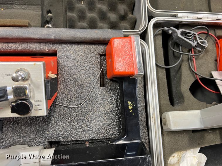 image for item KG9852 (2) Metrotech 810 line locators