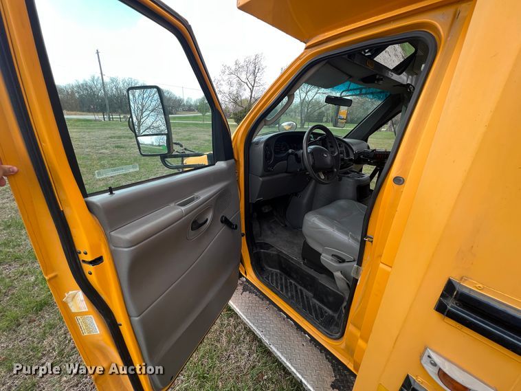 image for item KG9867 2005 Ford E450  school bus