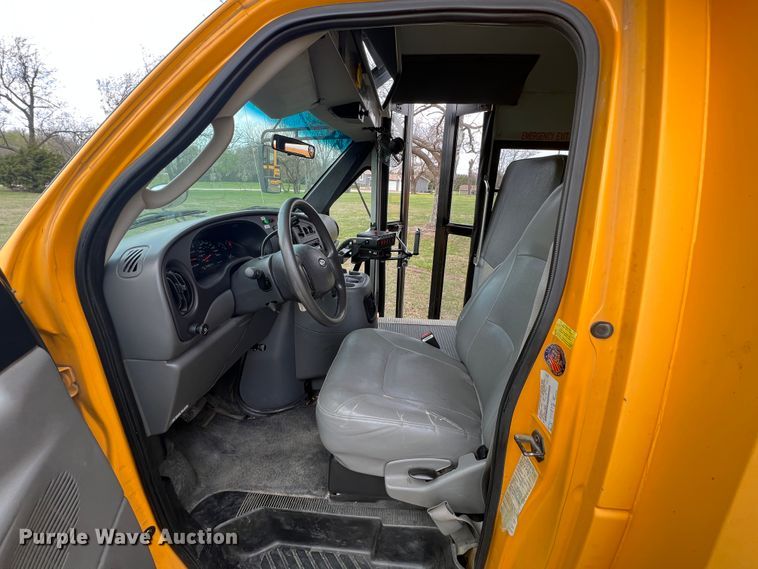 image for item KG9867 2005 Ford E450  school bus